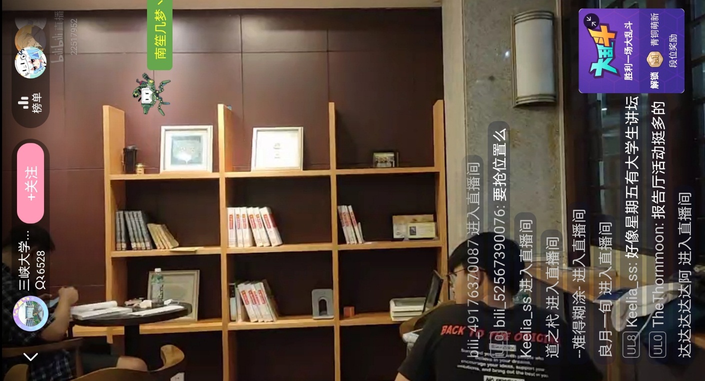 书架上有许多书描述已自动生成