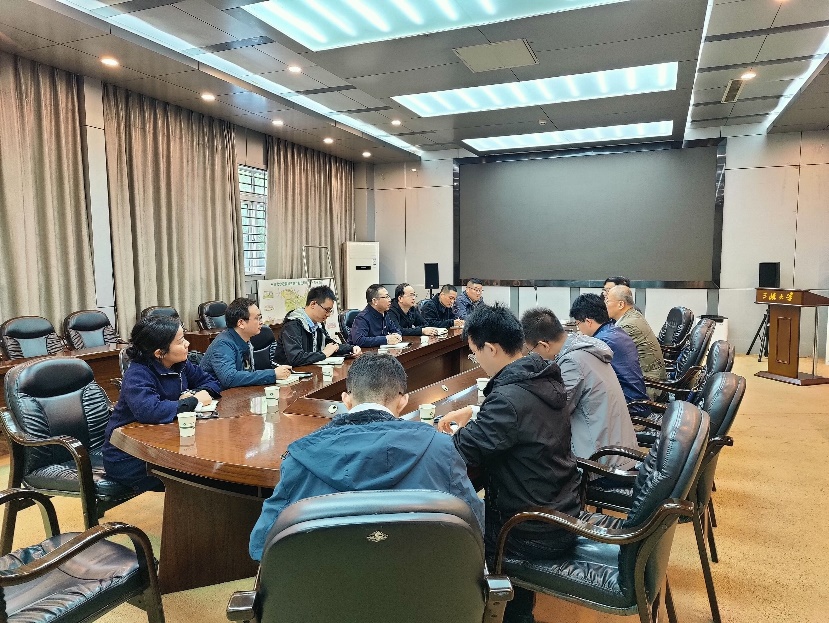 会议室里的人们中度可信度描述已自动生成